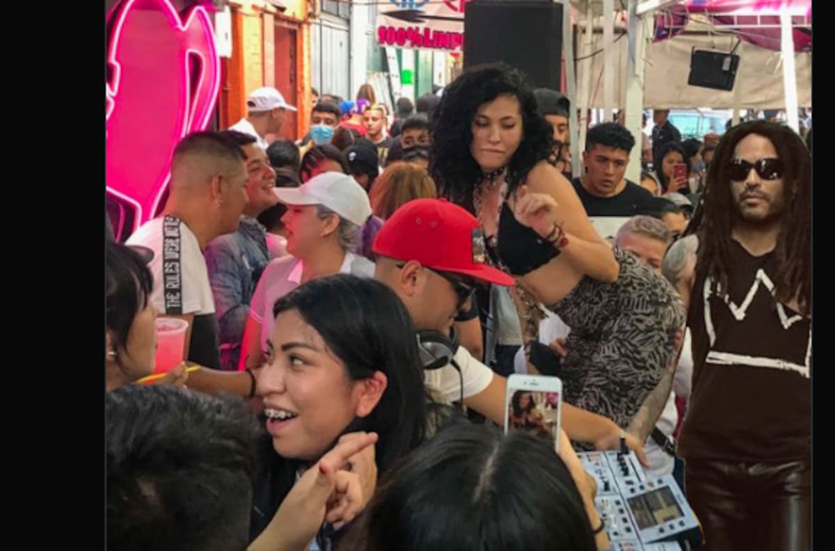 Lenny Kravitz se pasea entre taquerías y puestos de ropa en la Ciudad de México y le hacen memes