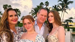 Hijas de Brooke Shields molestas con su famosa madre por haberles ocultado su doloroso pasado