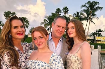 Hijas de Brooke Shields molestas con su famosa madre por haberles ocultado su doloroso pasado