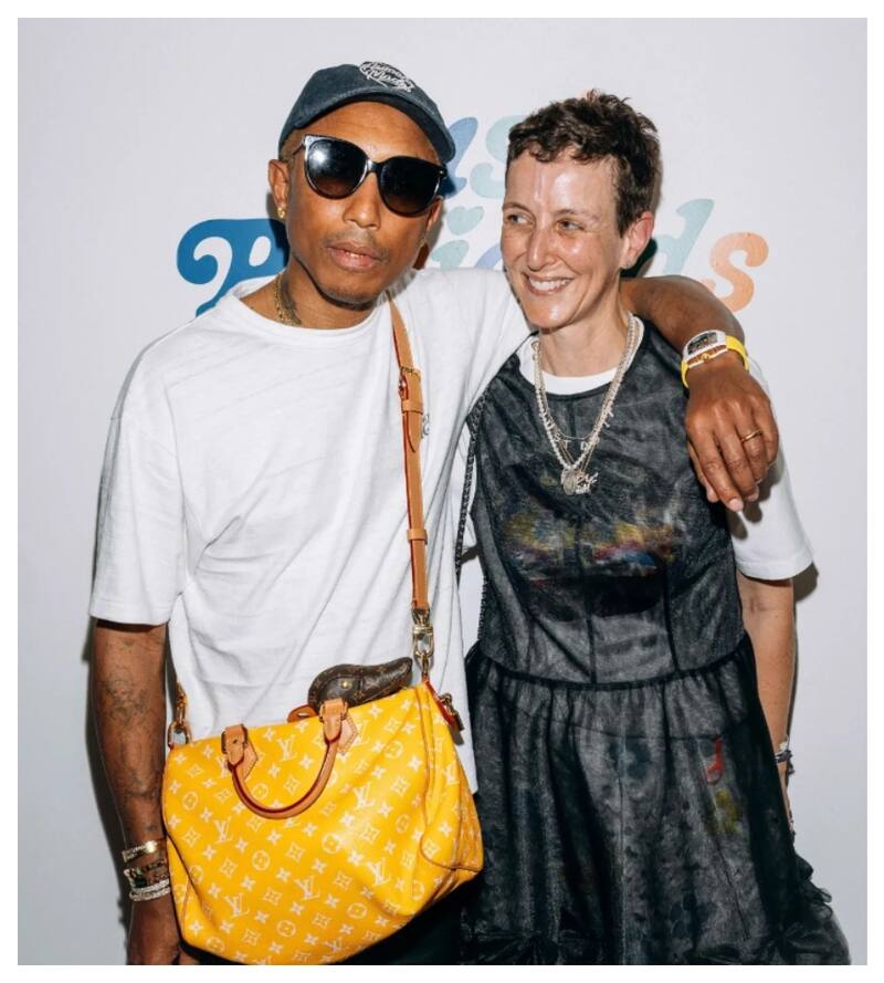 El jefe de diseño masculino de Louis Vuitton, Pharrell Williams, y Sarah Andelman, la jefe de diseño de la marca Colette.