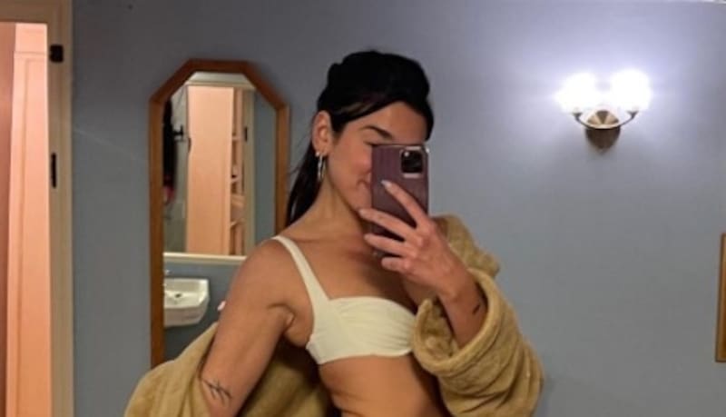 Dua Lipa regala audaces y alegres fotos previas a Navidad La cantante y una selfie de vacaciones - Créditos: Instagram