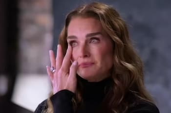 Brooke Shields llora al revelar que intentó contactarse con su agresor