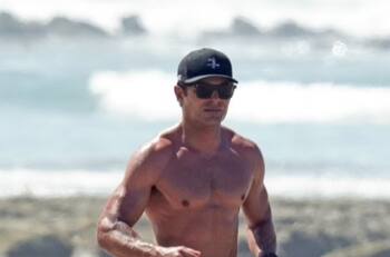 Las fotos de Zac Efron en la playa que comprobarían que tiene un nuevo amor