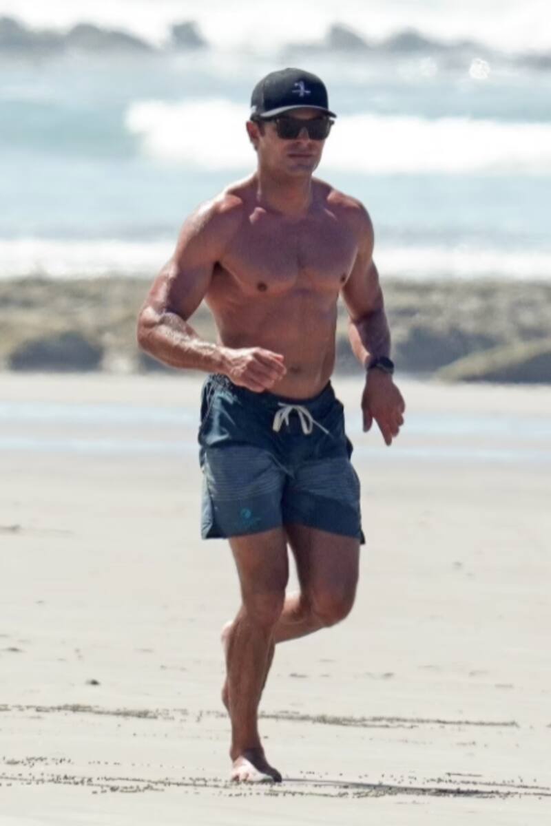 Zac Efron se luce en la playa con su nueva novia - Créditos: Daily Mail