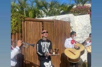 Travis Barker celebra su cumpleaños muy a la mexicana con todo y mariachi