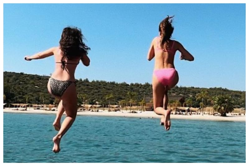 La actriz turca pasó sus vacaciones en Grecia junto a un grupo de amigas.