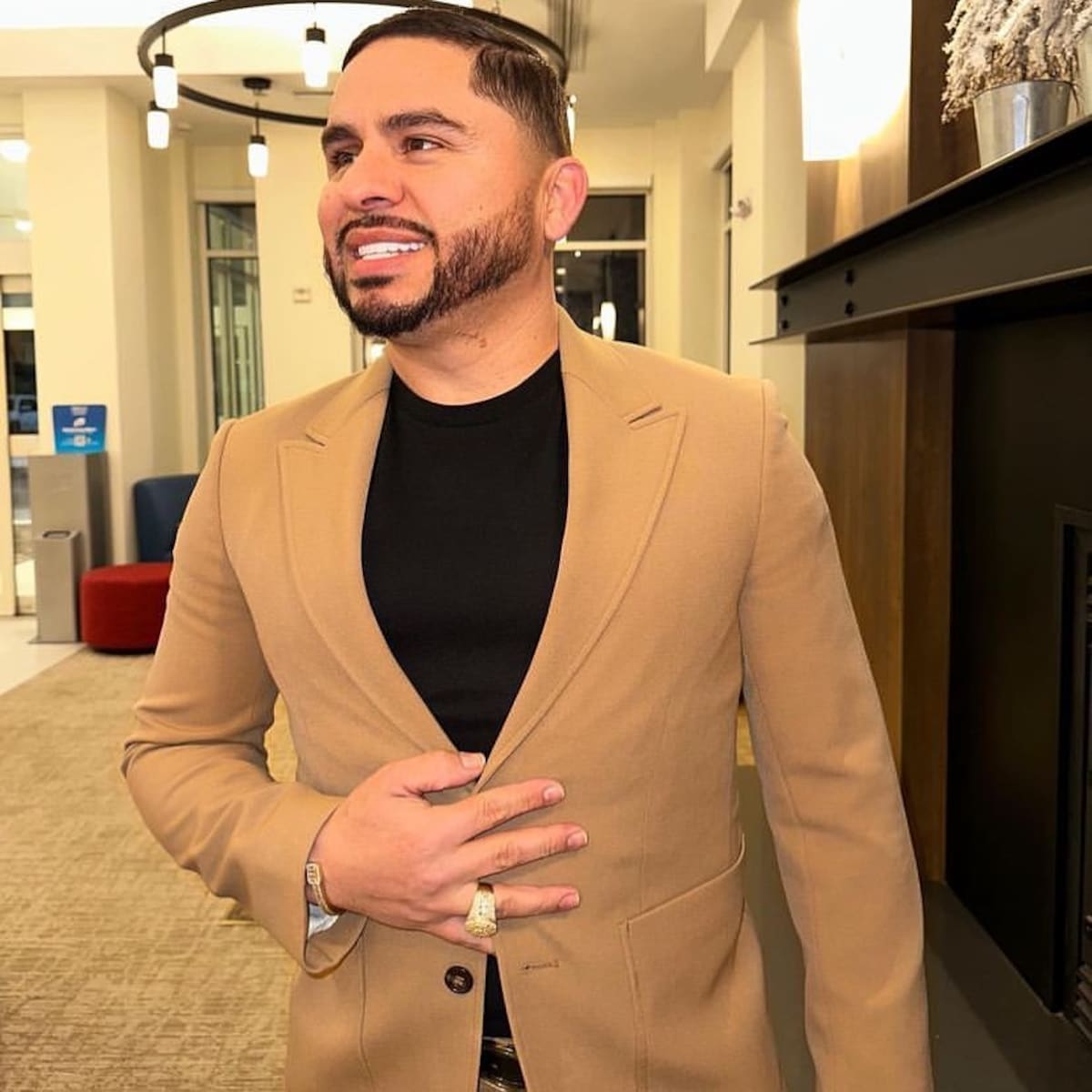 Larry Hernández fue acusado por su promotor de secuestrarlo.