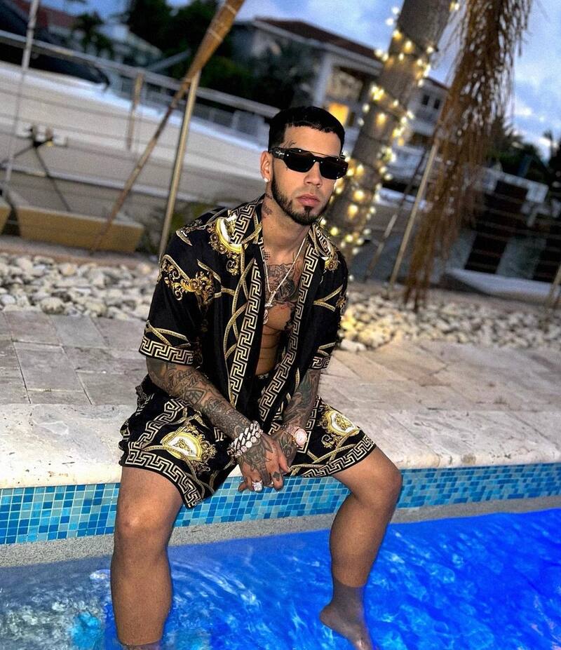 Fan de Anuel se aferra del cantante - Créditos: Instagram