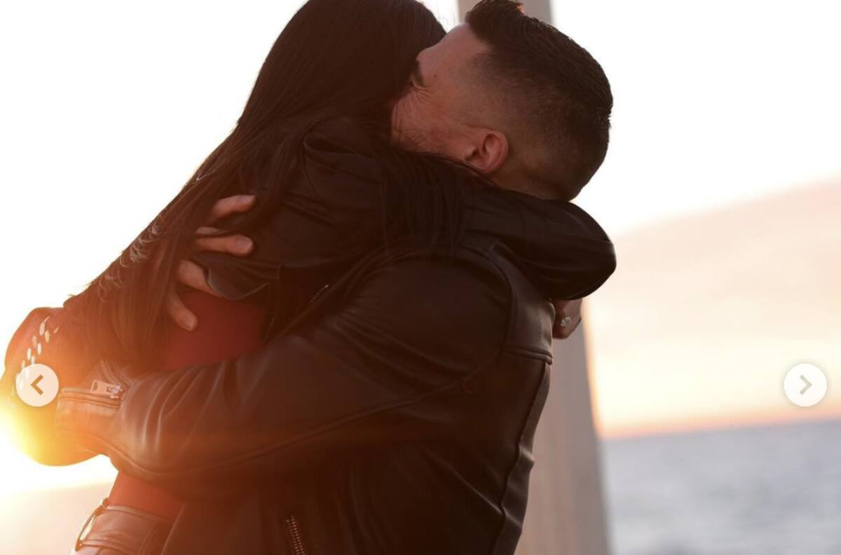 Becky G se compromete con famoso futbolista y presume espectacular anillo de diamantes