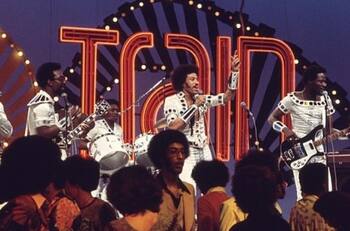 Lionel Richie presume con su novia 40 años menor que él