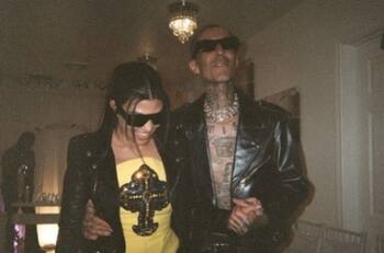 Kourtney Kardashian está preocupada por Travis Barker quien tiene un “dolor insoportable”