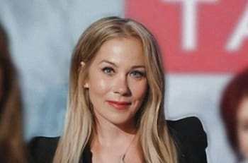 Christina Applegate ingresa al Paseo de la Fama y se aleja de los set por la esclerosis múltiple