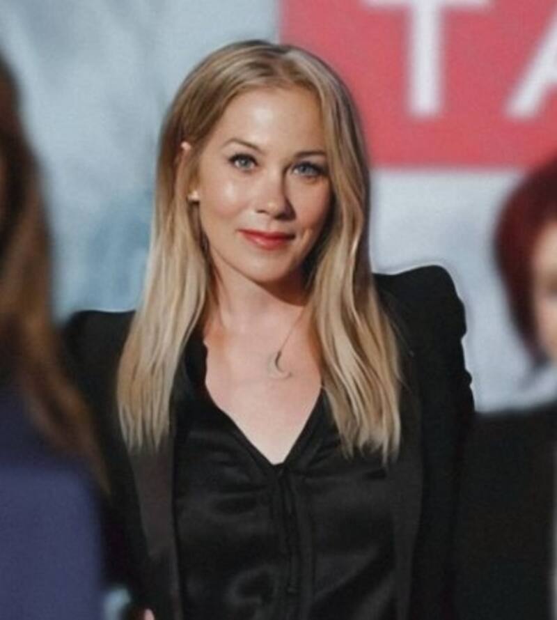 Cómo Christina Applegate afrontó la enfermedad sin cura que la hará abandonar el set La actriz debió extremar sus esfuerzos mentales y físicos para concluir la temporada - Créditos: Instagram