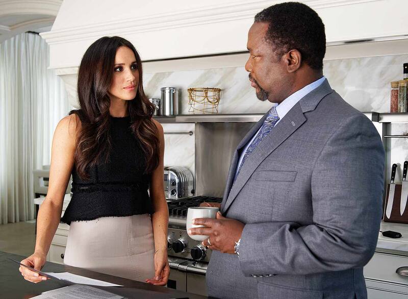 Meghan en Suits con quien era su padre en la serie.