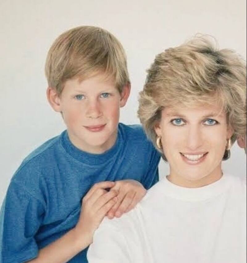 El Príncipe Harry y su madre, Diana de Gales - Créditos: Instagram
