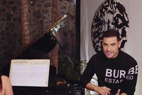 Carlos Rivera publica verso de una nueva canción y fans especulan que es para su bebé