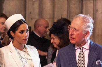 Teoría asegura que Meghan Markle asistió la coronación de Carlos III disfrazada