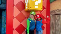 Anitta y Lele Pons presumen su amistad en el parque de 'Mario Bros' en Japón