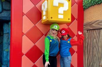 Anitta y Lele Pons presumen su amistad en el parque de 'Mario Bros' en Japón