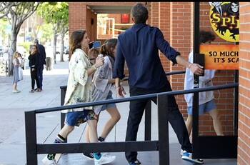 Ben Affleck asume rol de padre protector y compañero con Emme y Seraphine