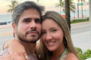 Daniella Álvarez y Daniel Arenas decoran su árbol de Navidad con adornos hechos por ellos mismos