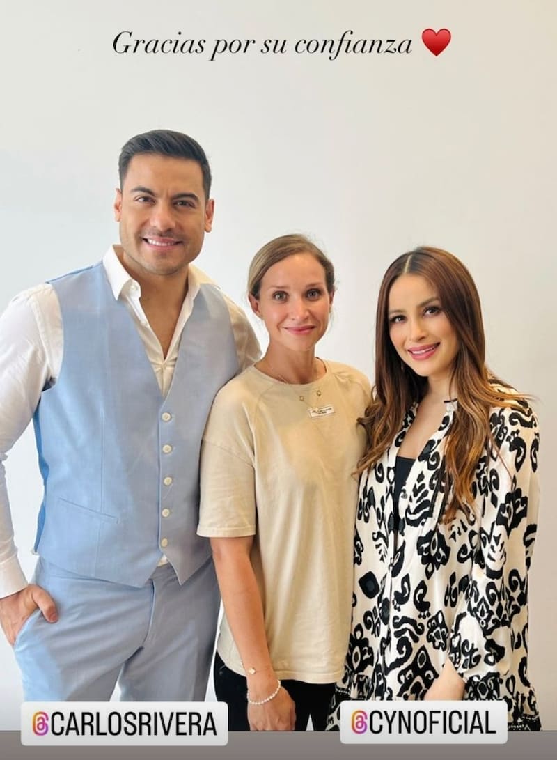 La conductora posó con su esposo Carlos Rivera y la fotografa que hizo la sesión de fotos de su bebé recién nacido.