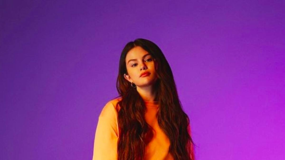 Selena Gómez nos muestra tips para aplicar la base de maquillaje de su marca, Rare Beauty