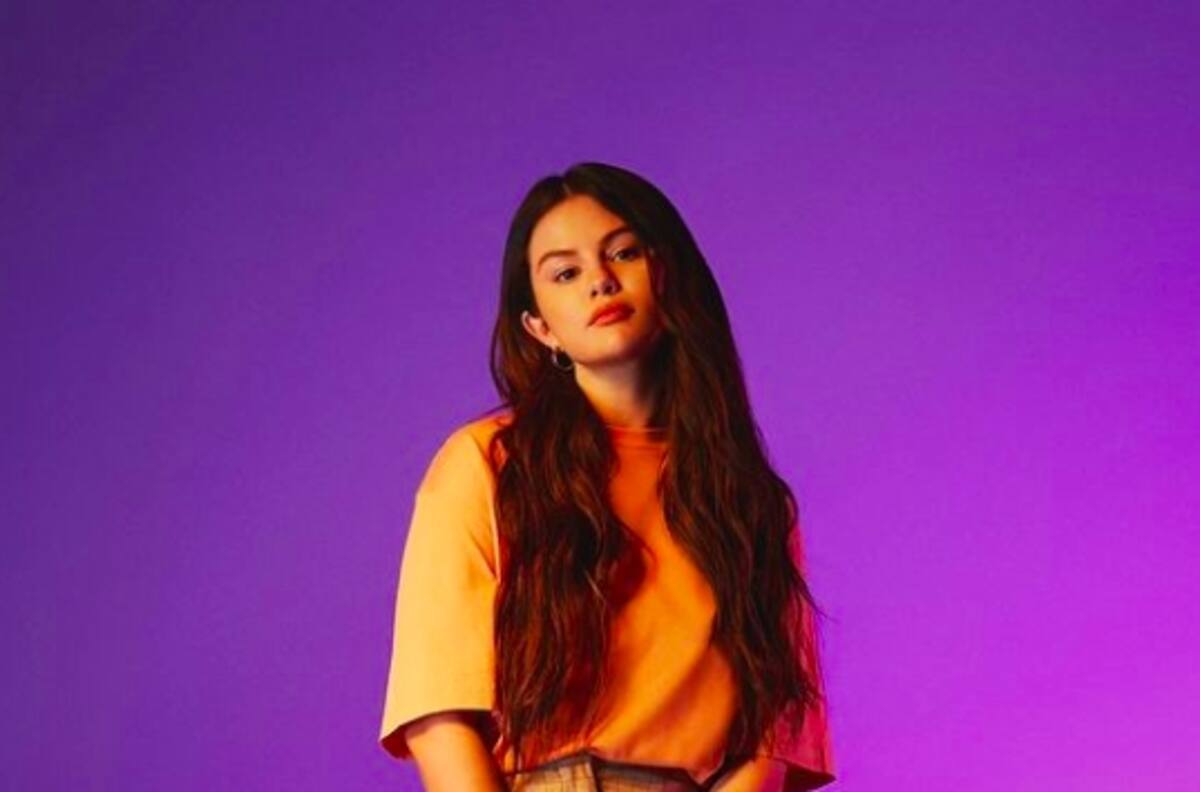 Selena Gómez nos muestra tips para aplicar la base de maquillaje de su marca, Rare Beauty
