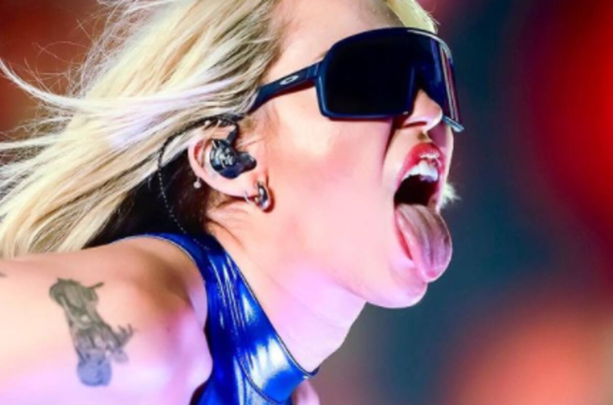 Avión de Miley Cyrus fue impactado por un rayo y aterrizó de emergencia