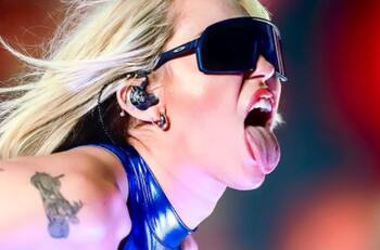 Avión de Miley Cyrus fue impactado por un rayo y aterrizó de emergencia