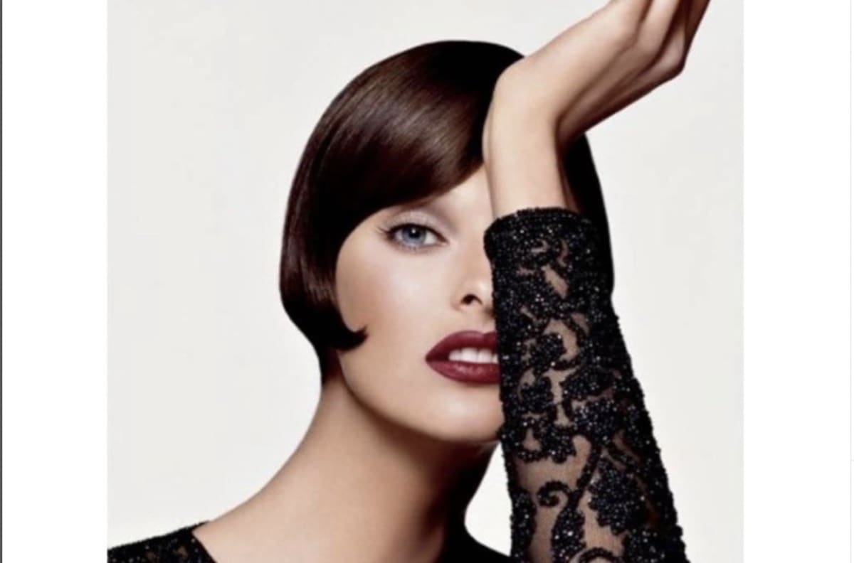 Linda Evangelista regresa al modelaje tras procedimiento estético que la desfiguró
