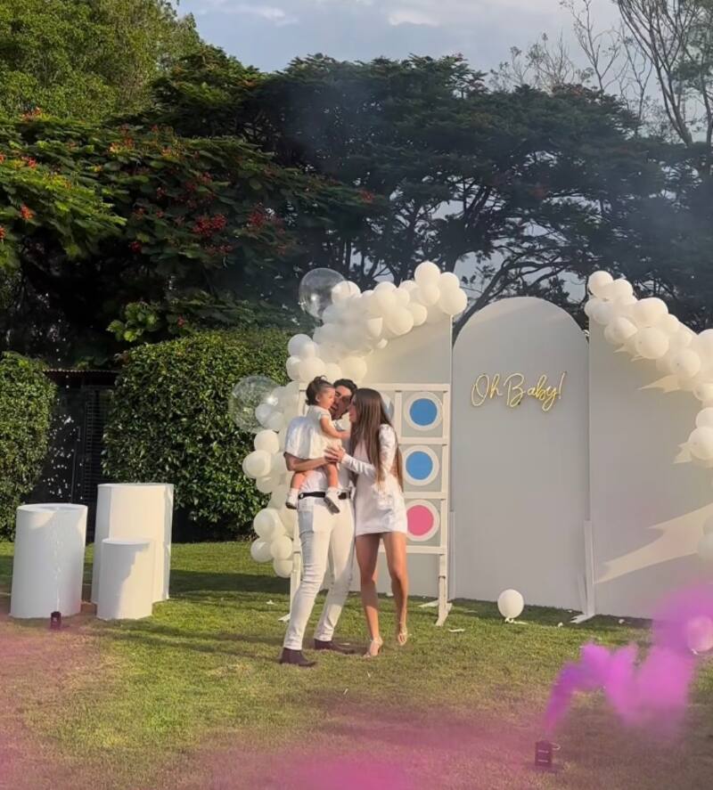 La pareja en la fiesta de revelación de sexo de su bebé