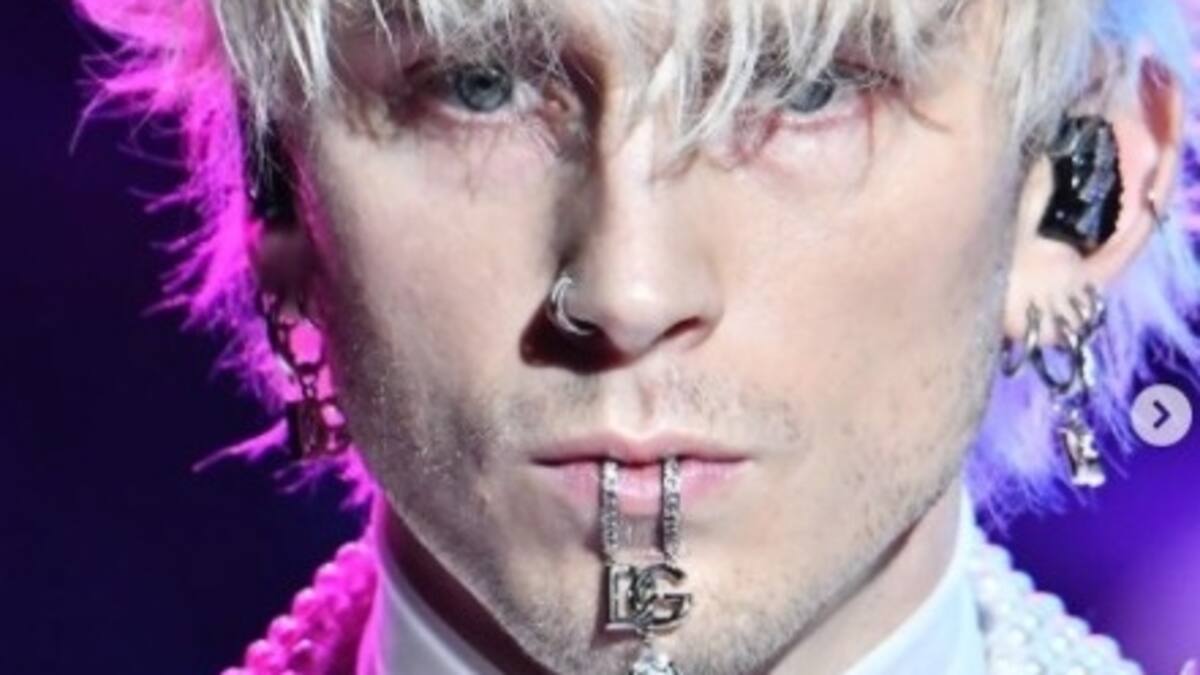 Machine Gun Kelly sorprende a sus fans después de que cancelaran su show por inundación