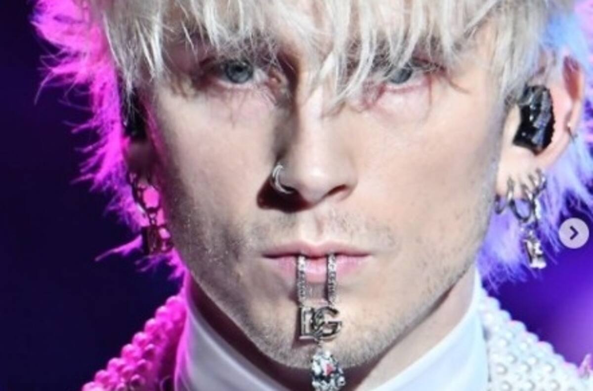 Machine Gun Kelly sorprende a sus fans después de que cancelaran su show por inundación