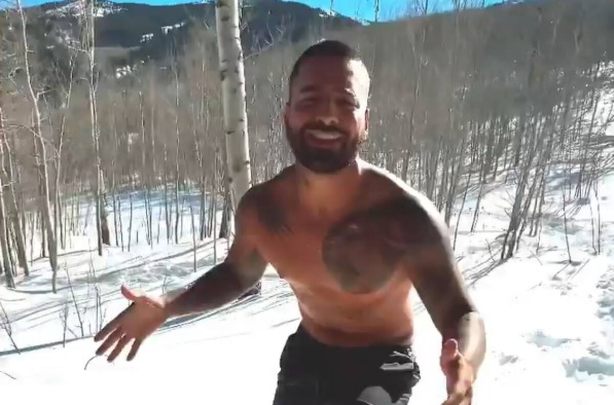 Maluma se congela al lanzarse un clavado en la nieve