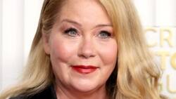 La combativa Christina Applegate asiste a última premiación como nominada afirmándose con un bastón