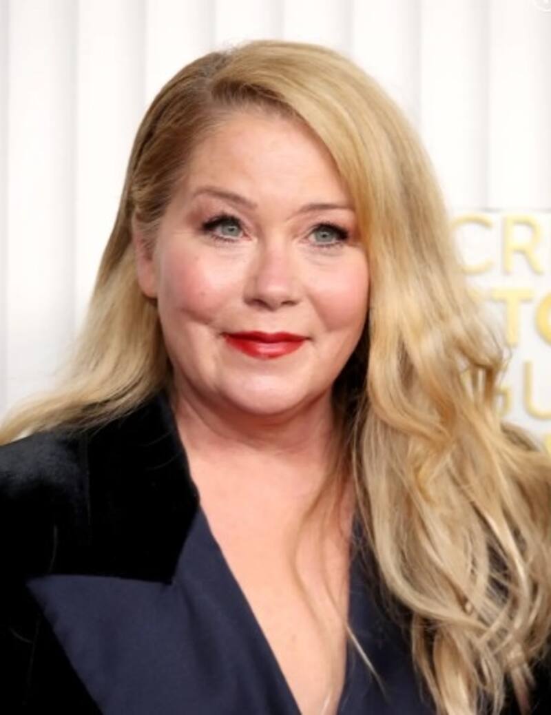 La combativa Christina Applegate asiste a última premiación como nominada afirmándose con un bastón La actriz fue diagnosticada hace más de un año - Créditos: Instagram
