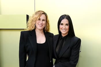 Demi Moore aparece con hija de Bruce Willis en desfile confirmando que no se mudará adonde el actor