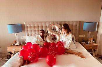 Desde la intimidad de un hotel, Antonio Banderas y su novia festejan 8 años de amor