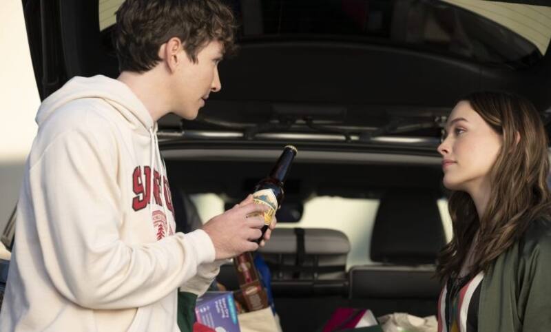 Victoria Pedretti y Dylan Arnold Los actores de la serie 'You' estarían en una relación - Créditos: Netflix