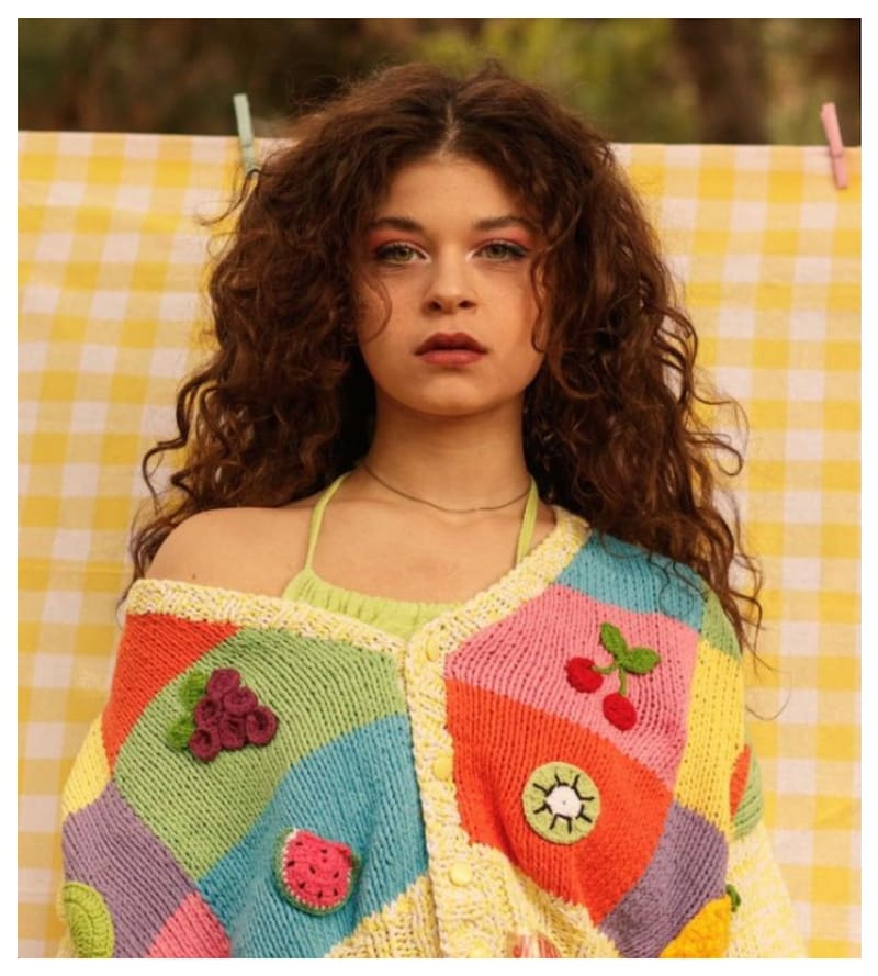 Eylül Ersöz encarna a Nehir, una joven en busca de su identidad.