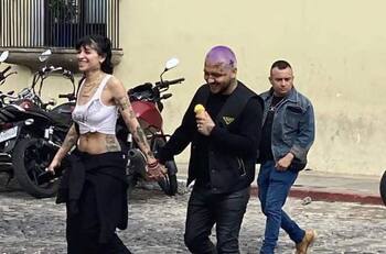 ¡Christian Nodal y Cazzu se dan tiernos besos! ¿Confirman noviazgo?