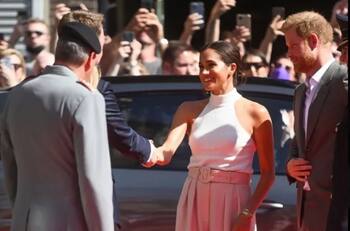 Meghan luce radiante en Dusseldorf tras las críticas por el discurso en Manchester