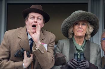 El hijo de la reina Camila criticó el menú elegido por su propia madre para la coronación