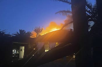 Giorgio Armani es obligado a salir de su villa vacacional por un incendio forestal