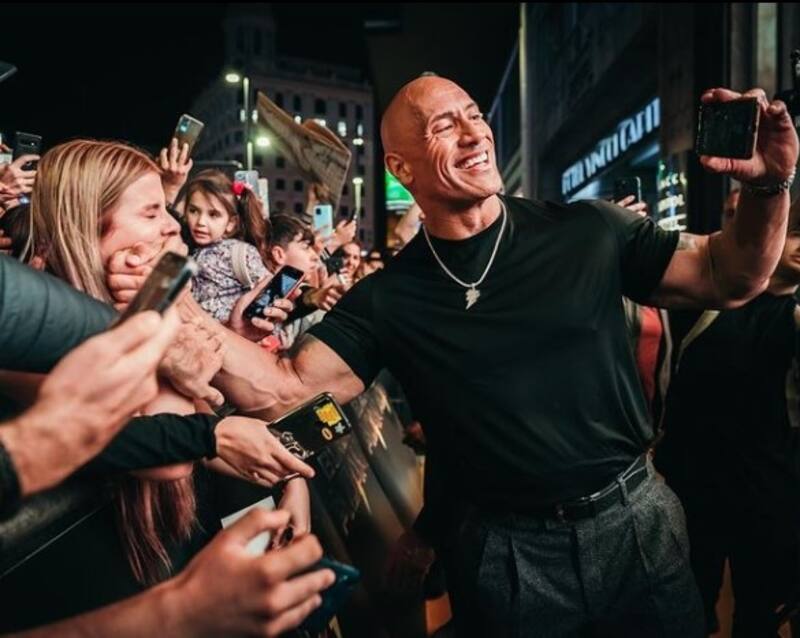 El encantador momento que Dwayne Johnson, "La Roca", grabó para darle un ejemplo a sus hijas El actor estadounidense quiso predicar con el ejemplo - Créditos: Instagram