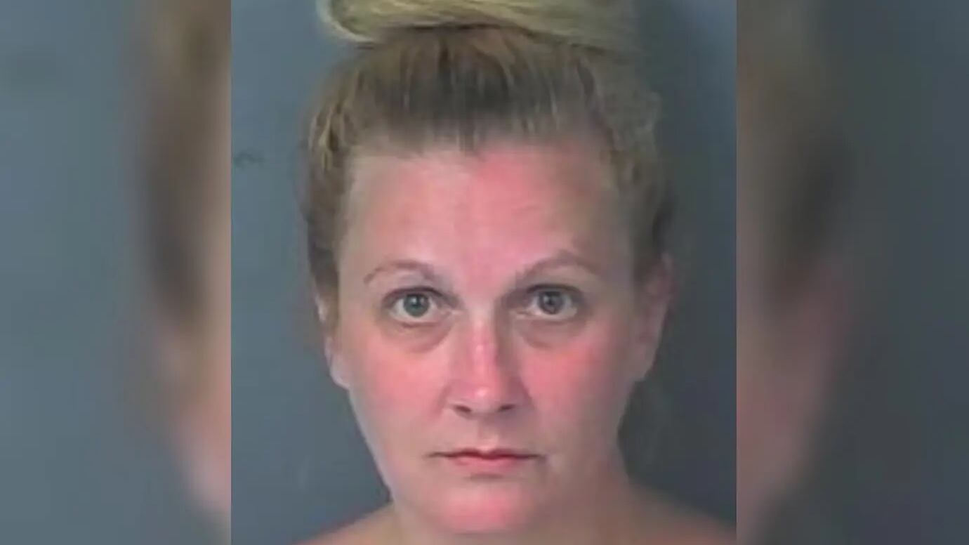 Bobbie Jean Carter, en primer plano de rostro, con el pelo tomado arriba de la cabeza, en una foto que podría ser policial. Sin maquillaje, sin efectos. La toma va desde sus hombros y está sobre un fondo gris