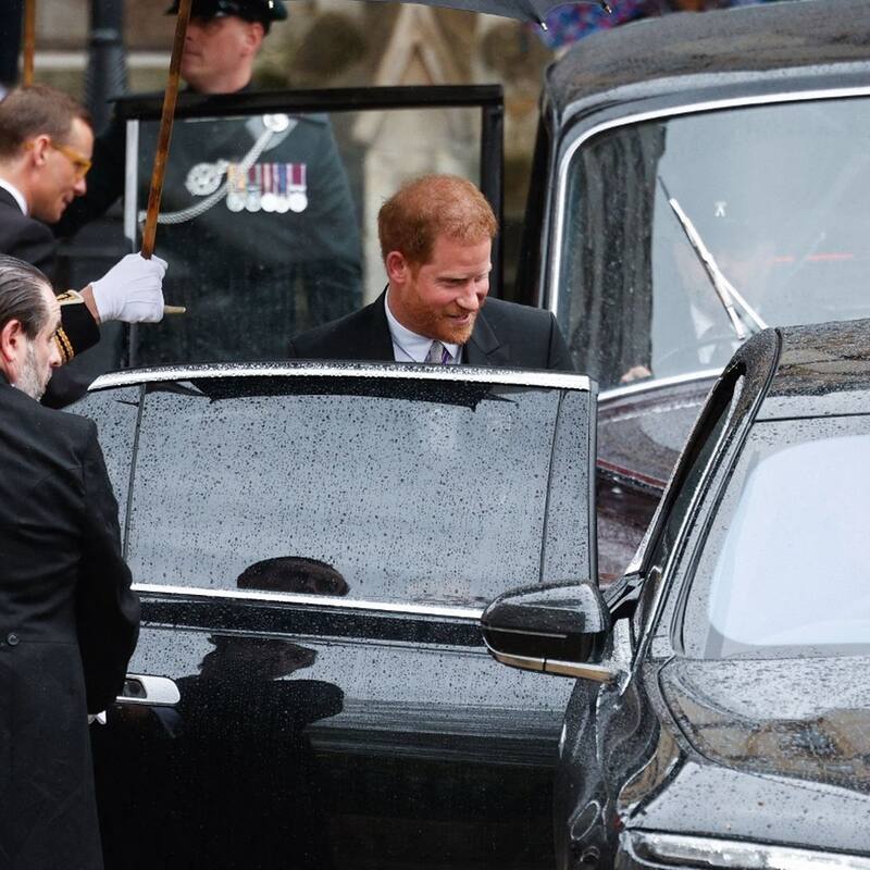 Harry se sube raudo al vehículo que lo llevó desde la Abadía de Westminster al aeropuerto Heathrow. - Créditos: The Sun