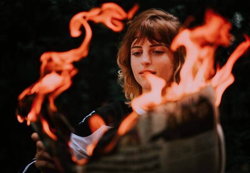 ¿Cómo hacer fuego sin fósforos ni encendedor? Acá te contamos 2 técnicas que no fallan.