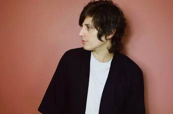 Siddhartha muestra fotografía de la primera Navidad con Yuya y su hijo Mar